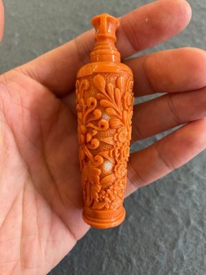 Tabatière à décor de chrysanthèmes en corail rouge, Chine, 19/20ème — photo 2