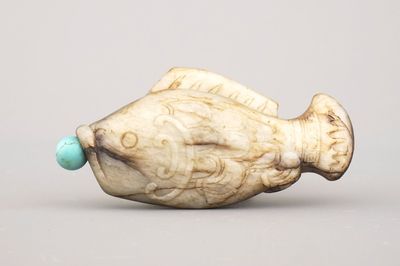 Tabatière chinoise de forme de poisson sculptée en pierre dure