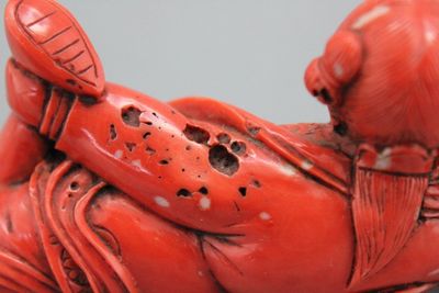 Tabatière chinoise en corail en forme de femme allongée, 19e