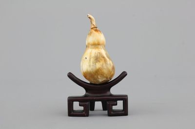 Tabatière chinoise en ivoire sculpté à forme d'une poire, dynastie Qing