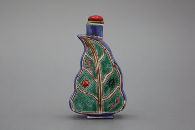 Tabatière chinoise en porcelaine, en forme de feuille, 20e