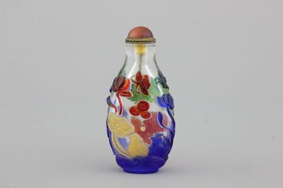 Tabatière chinoise en verre de Pékin, à décor de canards dans un étang et de fleurs de lys