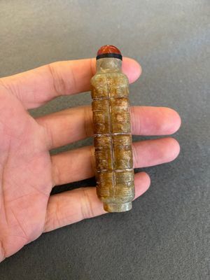 Tabatière de forme 'cong' en jade céladon taché de rouille, Chine, probablement Qing — photo 1