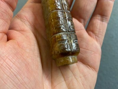 Tabatière de forme 'cong' en jade céladon taché de rouille, Chine, probablement Qing — photo 13