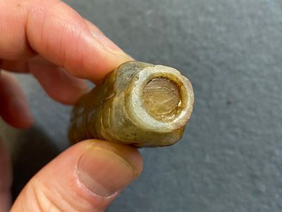 Tabatière de forme 'cong' en jade céladon taché de rouille, Chine, probablement Qing — photo 17