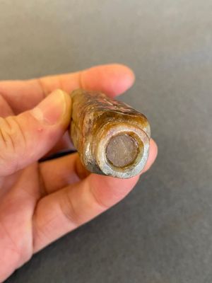 Tabatière de forme 'cong' en jade céladon taché de rouille, Chine, probablement Qing — photo 4