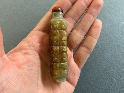 Tabatière de forme 'cong' en jade céladon taché de rouille, Chine, probablement Qing — photo 8