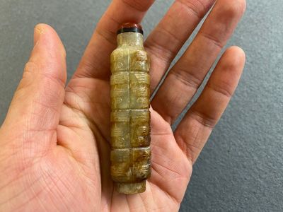 Tabatière de forme 'cong' en jade céladon taché de rouille, Chine, probablement Qing — photo 10