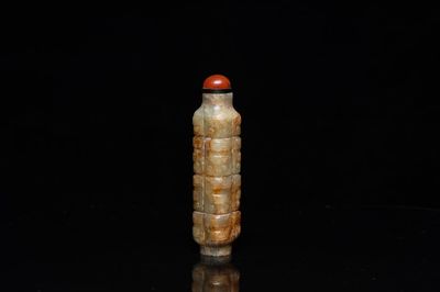 Tabatière de forme 'cong' en jade céladon taché de rouille, Chine, probablement Qing