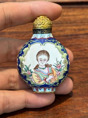 Tabatière en émaux de Canton à décor de scène européenne, marque de Qianlong, 19ème — photo 1