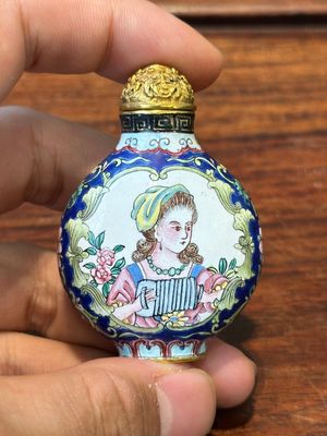 Tabatière en émaux de Canton à décor de scène européenne, marque de Qianlong, 19ème — photo 3