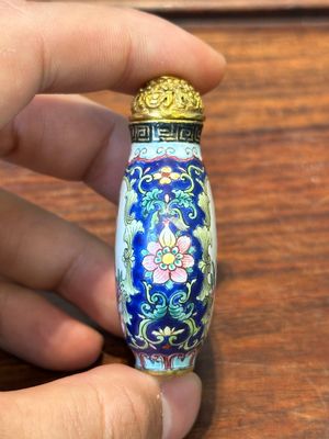 Tabatière en émaux de Canton à décor de scène européenne, marque de Qianlong, 19ème — photo 4