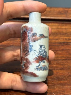 Tabatière en porcelaine de Chine en bleu, blanc et rouge cuivre à inscription, 19ème — photo 4