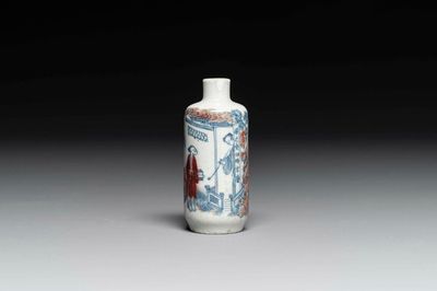Tabatière en porcelaine de Chine en bleu, blanc et rouge cuivre à inscription, 19ème