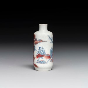 Tabatière en porcelaine de Chine en bleu, blanc et rouge cuivre à inscription, 19ème — photo 3