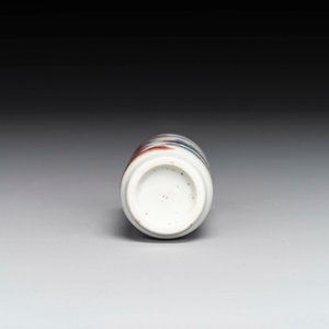 Tabatière en porcelaine de Chine en bleu, blanc et rouge cuivre à inscription, 19ème — photo 6