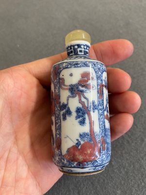 Tabatière en porcelaine de Chine en bleu, blanc et rouge de cuivre, 19ème — photo 3