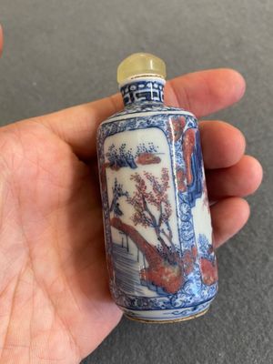 Tabatière en porcelaine de Chine en bleu, blanc et rouge de cuivre, 19ème — photo 4