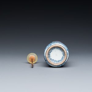 Tabatière en porcelaine de Chine en bleu, blanc et rouge de cuivre, 19ème — photo 6