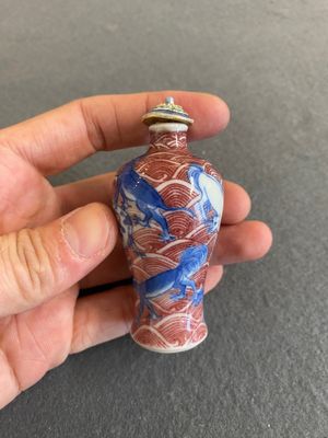 Tabatière en porcelaine de Chine en bleu, blanc et rouge de cuivre à décor de chiens, 19ème — photo 2