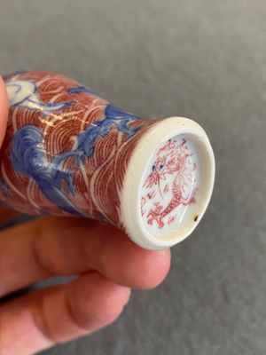 Tabatière en porcelaine de Chine en bleu, blanc et rouge de cuivre à décor de chiens, 19ème — photo 5