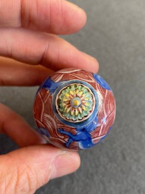 Tabatière en porcelaine de Chine en bleu, blanc et rouge de cuivre à décor de chiens, 19ème — photo 6