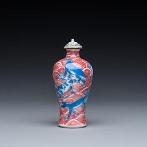 Tabatière en porcelaine de Chine en bleu, blanc et rouge de cuivre à décor de chiens, 19ème — photo 3