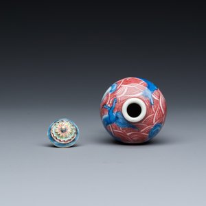 Tabatière en porcelaine de Chine en bleu, blanc et rouge de cuivre à décor de chiens, 19ème — photo 5