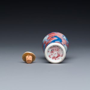 Tabatière en porcelaine de Chine en bleu, blanc et rouge de cuivre à décor de chiens, 19ème — photo 6
