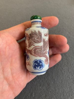 Tabatière en porcelaine de Chine en bleu, blanc et rouge de cuivre à décor d'un dragon, marque de Yongzheng, 19ème — photo 1