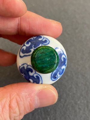 Tabatière en porcelaine de Chine en bleu, blanc et rouge de cuivre à décor d'un dragon, marque de Yongzheng, 19ème — photo 6