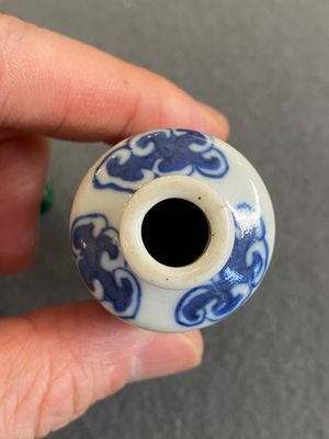 Tabatière en porcelaine de Chine en bleu, blanc et rouge de cuivre à décor d'un dragon, marque de Yongzheng, 19ème — photo 7