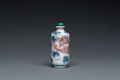 Tabatière en porcelaine de Chine en bleu, blanc et rouge de cuivre à décor d'un dragon, marque de Yongzheng, 19ème