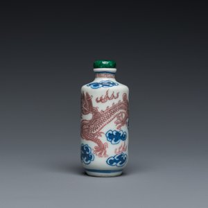 Tabatière en porcelaine de Chine en bleu, blanc et rouge de cuivre à décor d'un dragon, marque de Yongzheng, 19ème — photo 2