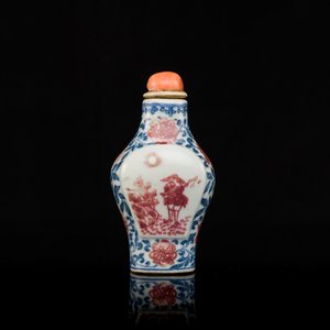 Tabatière en porcelaine de Chine en bleu, blanc et rouge de cuivre, marque et époque de Yongzheng — photo 1