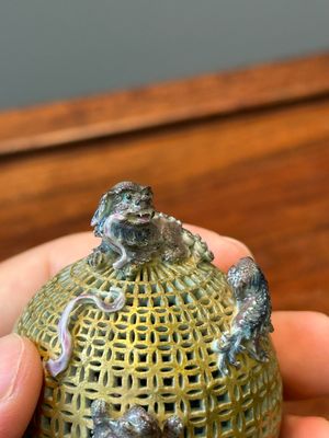 Tabatière en porcelaine de Chine en bleu et blanc et une boule ajourée famille rose, 19ème siècle — photo 17