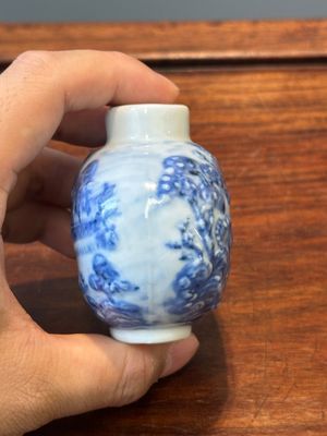 Tabatière en porcelaine de Chine en bleu et blanc et une boule ajourée famille rose, 19ème siècle — photo 3