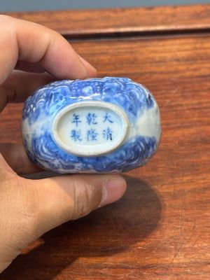 Tabatière en porcelaine de Chine en bleu et blanc et une boule ajourée famille rose, 19ème siècle — photo 7