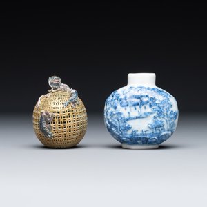 Tabatière en porcelaine de Chine en bleu et blanc et une boule ajourée famille rose, 19ème siècle — photo 1