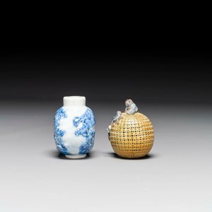 Tabatière en porcelaine de Chine en bleu et blanc et une boule ajourée famille rose, 19ème siècle — photo 5