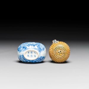 Tabatière en porcelaine de Chine en bleu et blanc et une boule ajourée famille rose, 19ème siècle — photo 7