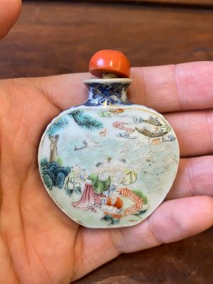 Tabatière en porcelaine de Chine famille rose à décor des 'Sanxing', marque et époque de Qianlong — photo 3