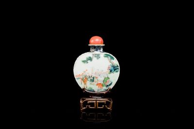Tabatière en porcelaine de Chine famille rose à décor des 'Sanxing', marque et époque de Qianlong