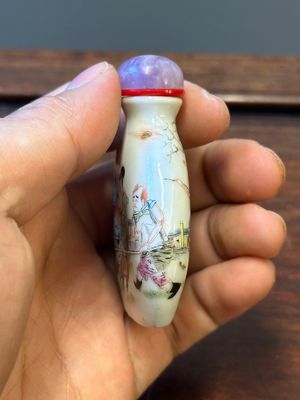 Tabatière en porcelaine de Chine famille verte à décor de mariage de la sœur de Zongkui, 19ème — photo 4