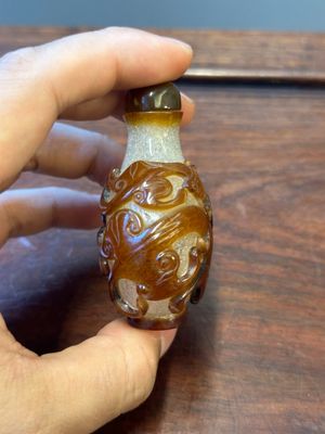 Tabatière en verre overlay de Pékin en brun sur blanc à décor de chilong, Chine, Qianlong/Jiaqing — photo 2