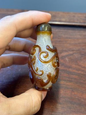 Tabatière en verre overlay de Pékin en brun sur blanc à décor de chilong, Chine, Qianlong/Jiaqing — photo 4