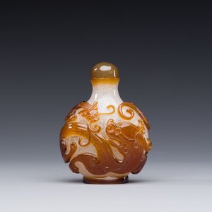 Tabatière en verre overlay de Pékin en brun sur blanc à décor de chilong, Chine, Qianlong/Jiaqing — photo 1