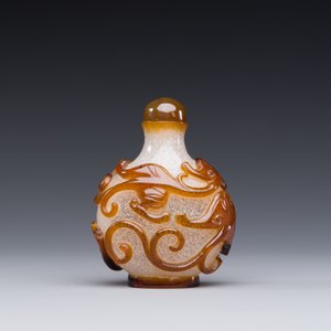 Tabatière en verre overlay de Pékin en brun sur blanc à décor de chilong, Chine, Qianlong/Jiaqing — photo 3