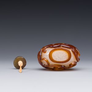 Tabatière en verre overlay de Pékin en brun sur blanc à décor de chilong, Chine, Qianlong/Jiaqing — photo 6