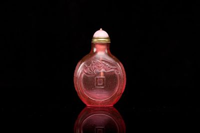 Tabatière en verre rose à décor de chauve-souris, Chine, marque et époque de Qianlong